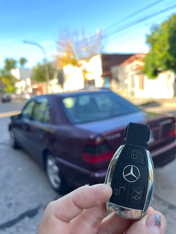 Mercedes-Benz bordó en la calle con su llave