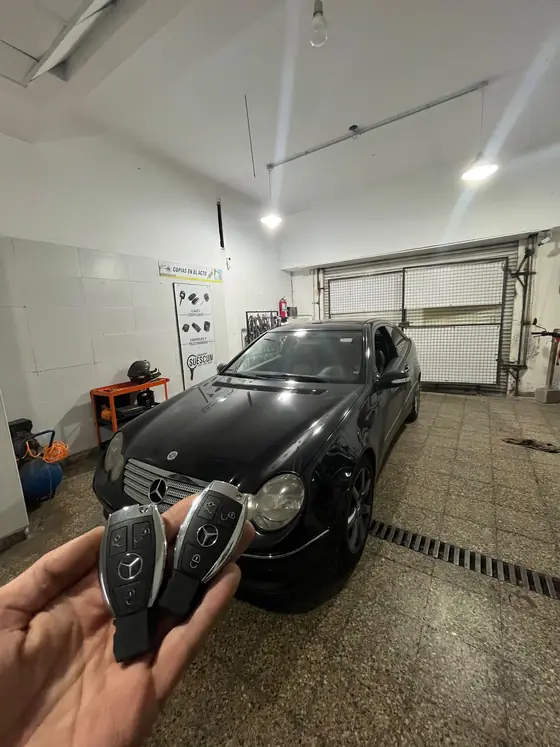Mercedes-Benz negro en el taller con dos llaves codificadas